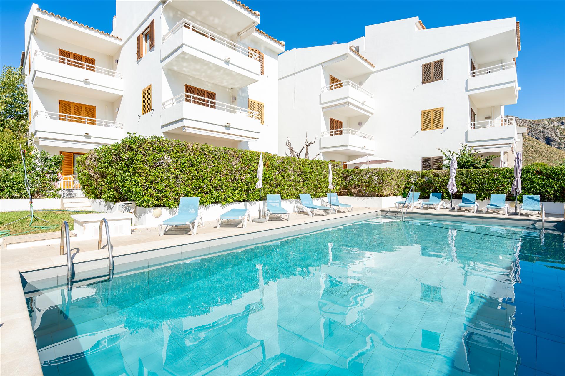 Modern 2 Bedroom Apartment With a Communal Pool